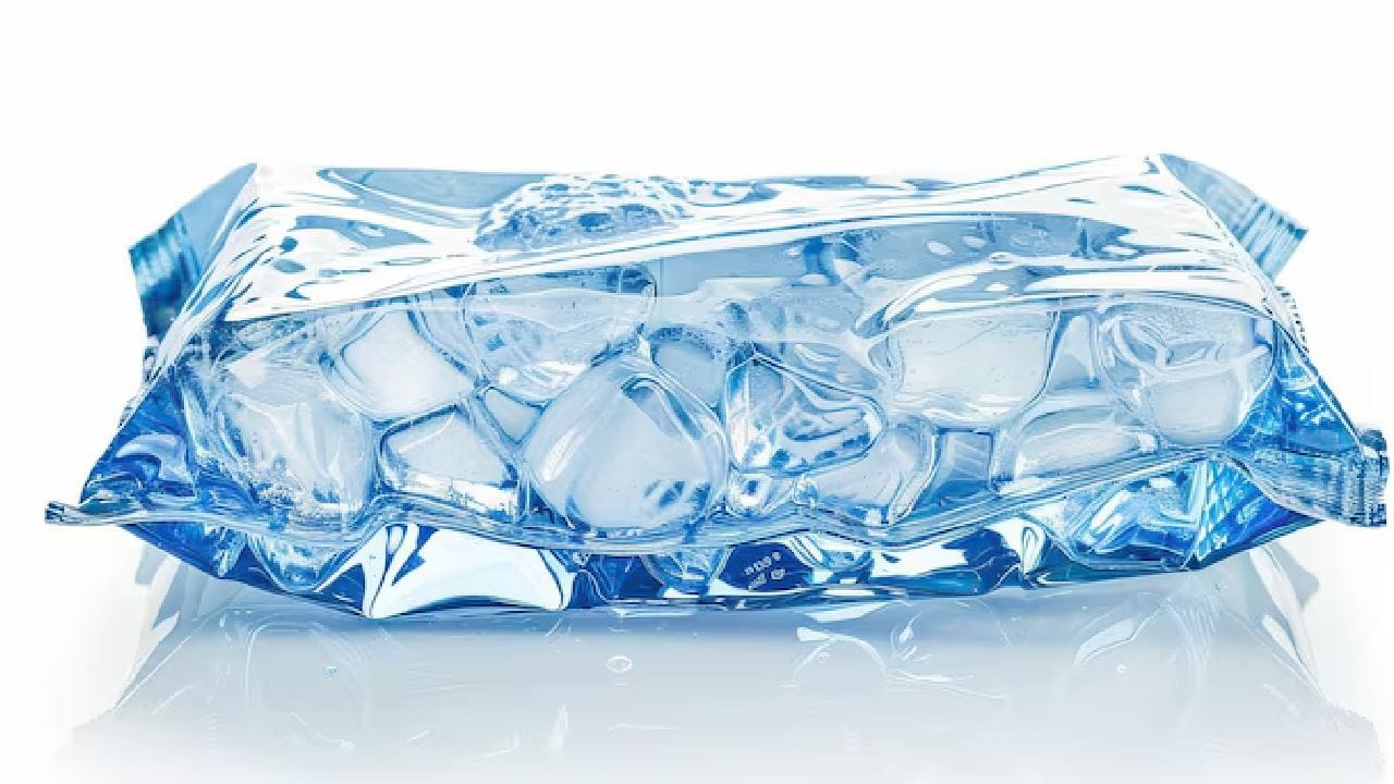 বরফ ব্যবহারের সময় একটি বিশেষ সতর্কতা মেনে চলা জরুরি। সরাসরি ত্বকে বরফ না ঘষে পাতলা সুতির কাপড়ে মুড়িয়ে ব্যবহার করা ভালো। এতে ত্বক পুড়ে যাওয়ার বা সেনসিটিভ হওয়ার ঝুঁকি থাকে না। Free Pik