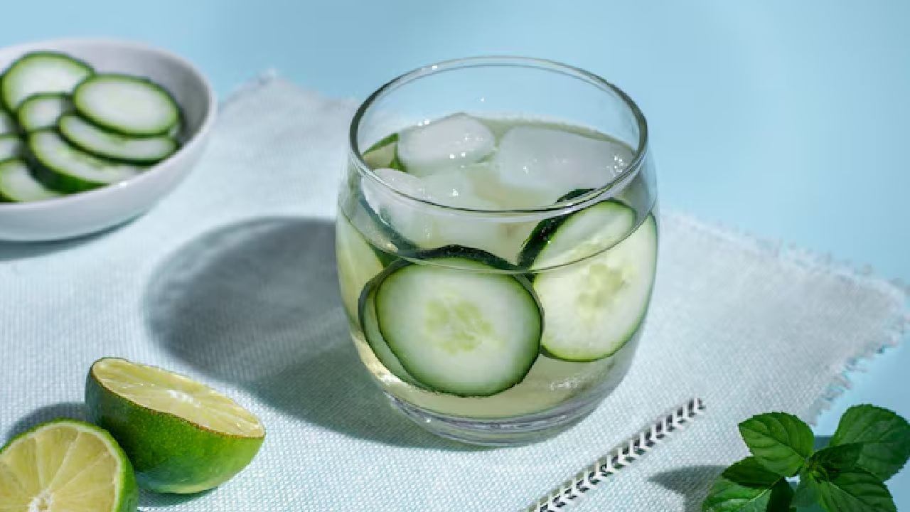 ক্লান্ত ত্বকের হারানো উজ্জ্বলতা ফেরাতে শসা ও লেবুর রস তুরুপের তাস। শসা কুচি করে মিক্সিতে রস বের করে তাতে লেবুর রস মিশিয়ে নিন। এই মিশ্রণটি বরফ হিসেবে জমালে তৈরি হবে শক্তিশালী অ্যান্টিঅক্সিডেন্ট প্যাক। Free Pik