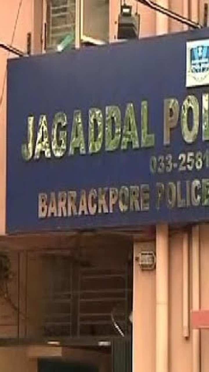 প্রচারে পুলিশের বাধা! জগদ্দল থানার সামনে পথ অবরোধ করে বিক্ষোভে বিজেপি প্রার্থী