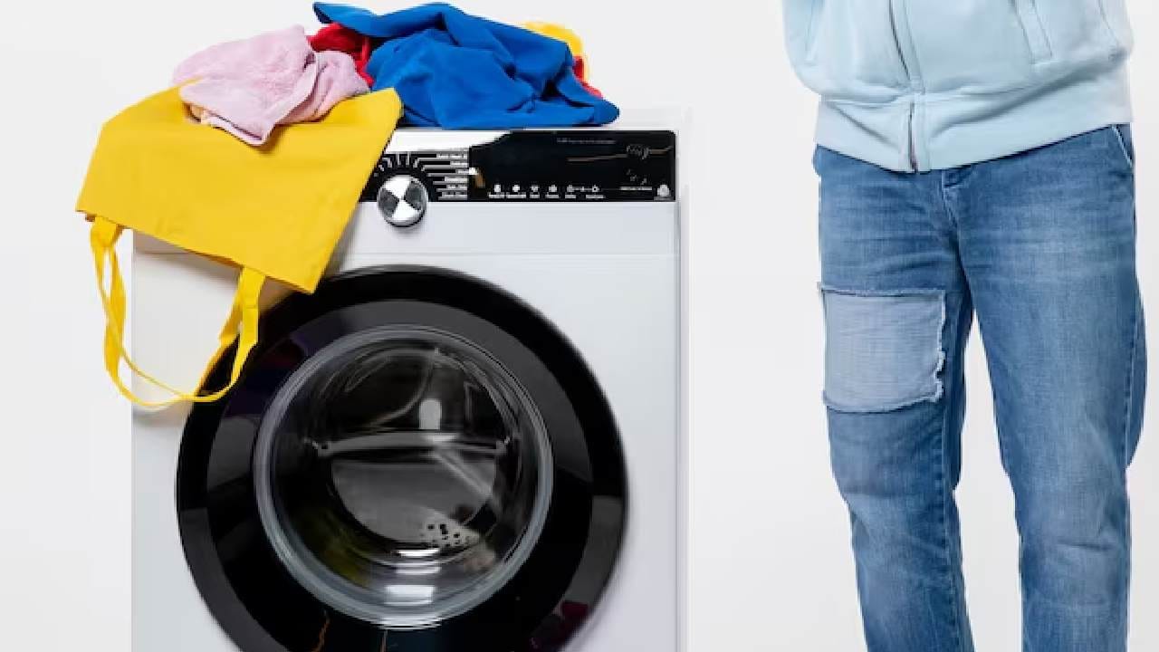 জিন্স পরিষ্কার করতে ভুলেও কখনও গরম জল ব্যবহার করতে যাবেন না। গরম জল ডেনিমের তন্তুকে কুঁচকে বা সঙ্কুচিত করে দেয়, ফলে পোশাকটি মাপে ছোট হয়ে যেতে পারে। সব সময় সাধারণ তাপমাত্রার ঠান্ডা জলে জিন্স ধোয়ার চেষ্টা করুন। Free pik
