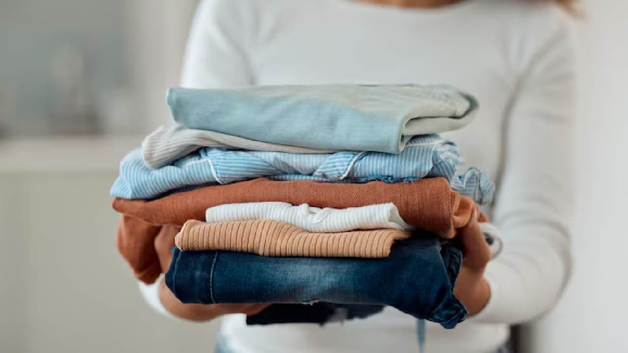 জিন্স কাচার আগে তা সবসময় উলটে নেওয়া অত্যন্ত জরুরি একটি পদক্ষেপ। এর ফলে ডিটারজেন্টের সরাসরি রাসায়নিক প্রভাব সরাসরি পোশাকের বাইরের রঙের ওপর পড়ে না। তন্তু রক্ষা করার এই ছোট বদলটি ম্যাজিকের মতো কাজ করে। Free pik