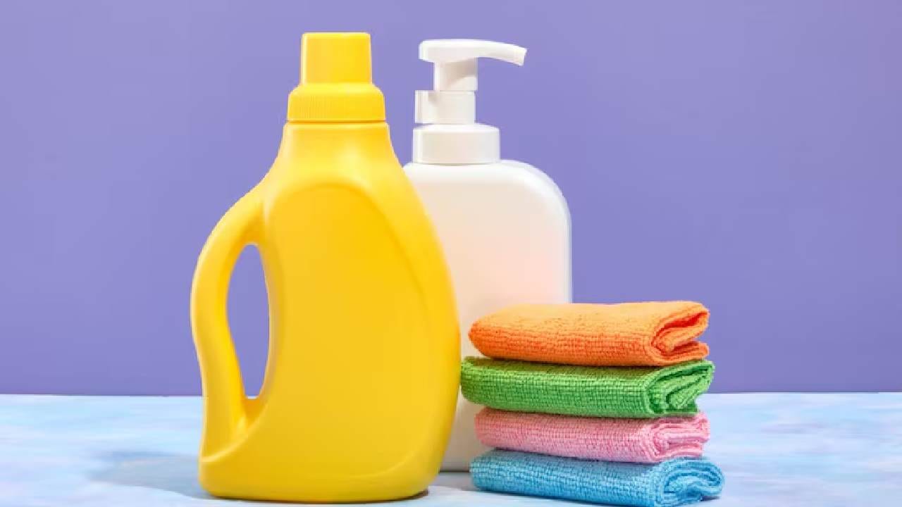 উগ্র ক্ষারযুক্ত সাবান বা কড়া ডিটারজেন্ট জিনসের ফেব্রিকের বারোটা বাজিয়ে দেয়। পোশাকের কোমলতা বজায় রাখতে সব সময় মাইল্ড বা লিকুইড ডিটারজেন্ট ব্যবহার করা শ্রেয়। এতে কাপড়ের রং চটে যাওয়ার ভয় একদমই থাকে না। Free pik