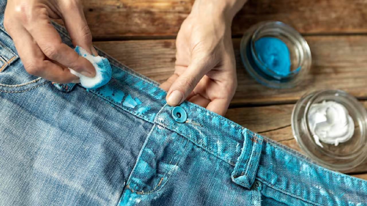 যদি জিন্সের কোনও নির্দিষ্ট অংশে সামান্য কাদা বা খাবারের দাগ লাগে, তবে পুরোটা কাচার প্রয়োজন নেই। শুধু সেই অংশটুকু মাইল্ড সোপ দিয়ে স্পট ক্লিনিং করে নিন। এতে অপ্রয়োজনীয় ধোয়ার হাত থেকে কাপড়টি রক্ষা পাবে এবং রং দীর্ঘস্থায়ী হবে। Free pik