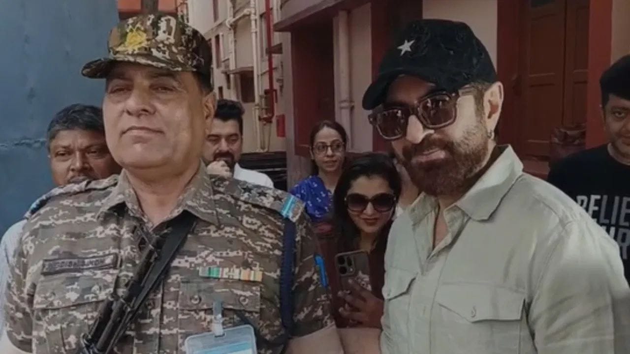 জিৎ: এদিন সাদা রঙের শার্ট ও কালো ট্রাউজারে দেখা যায় জিৎকে। মাথায় কালো টুপি। ভোটের মধ্যে দিয়ে যেন প্রিয় নায়ককে কাছ থেকে দেখা। আর তাই সেলফি তো তুলতেই হবে। এদিন অনুরাগীদের পাশাপাশি জিতের সঙ্গে সেলফি তুললেন কেন্দ্রীয় বাহিনীর জওয়ানও। Facebook