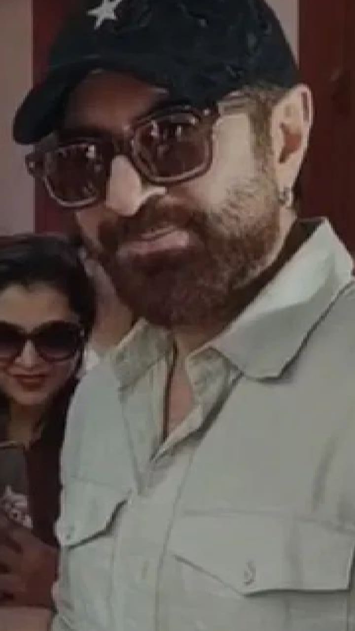 জিৎকে দেখেই সব ভুলে সেলফিতে মত্ত কেন্দ্রীয় বাহিনী! বুথের বাইরে অন্য ছবি