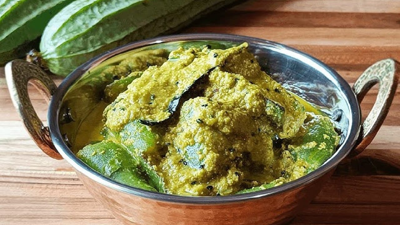 গরমে ঝিঙের মতো জলীয় সবজি শরীরের জলের অভাব মেটাতে বড় ভূমিকা পালন করে। তাই বানাতে পারেন ঝিঙে-পোস্ত, অল্প মশলায় জিভে জল আনা তৃপ্তিদায়ক এই খাবারে মন ভরবেই। পোস্ত ঘুমের মান উন্নত করতে এবং শরীরকে ভেতর থেকে ঠান্ডা রাখতে সাহায্য করে। Free Pik