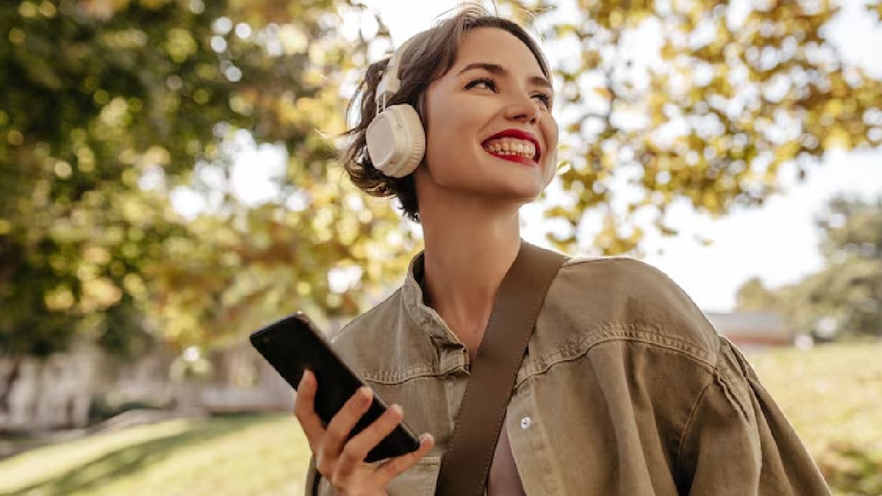 জীবনযাপনে সামান্য পরিবর্তন আর পুষ্টিকর খাবার আপনার শ্রবণশক্তিকে দীর্ঘস্থায়ী করতে পারে। ইয়ারফোন ব্যবহারের সীমাবদ্ধতা এবং নিয়মিত কানের পরীক্ষার পাশাপাশি এই ডায়েট মেনে চলা জরুরি। নিজের যত্ন নিন এবং শব্দহীন পৃথিবীকে বিদায় জানিয়ে শ্রবণশক্তিকে রাখুন সতেজ ও প্রাণবন্ত। Free Pik