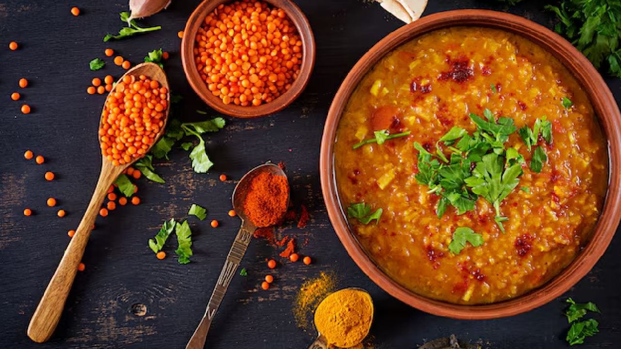 কানের সুস্বাস্থ্যের জন্য জিংক এবং প্রয়োজনীয় খনিজ সরবরাহ করে ডাল, বিনস ও কড়াইশুঁটি। এই উপাদানগুলি শরীরের রোগ প্রতিরোধ ক্ষমতা বাড়িয়ে কানের সংক্রমণের ঝুঁকি অনেকটাই কমিয়ে দেয়। সংক্রমণের হার কমলে কানের পর্দা এবং অভ্যন্তরীণ অংশ দীর্ঘকাল সুস্থ ও কর্মক্ষম থাকে। Free Pik