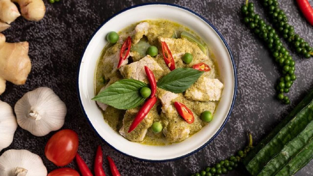 সবুজ শাকসবজিতে থাকা ভিটামিন সি, ফোলিক অ্যাসিড এবং পটাসিয়াম শ্রবণ ক্ষমতা বৃদ্ধিতে গুরুত্বপূর্ণ ভূমিকা পালন করে। যাঁরা বয়সের কারণে কানে কম শুনতে শুরু করেছেন, তাঁদের জন্য পালং শাক বা ব্রকোলি অত্যন্ত উপকারী। এই সবজিগুলি কানের রক্ত সঞ্চালন স্বাভাবিক রাখে এবং কোষের ক্ষয় রোধ করে। Free Pik