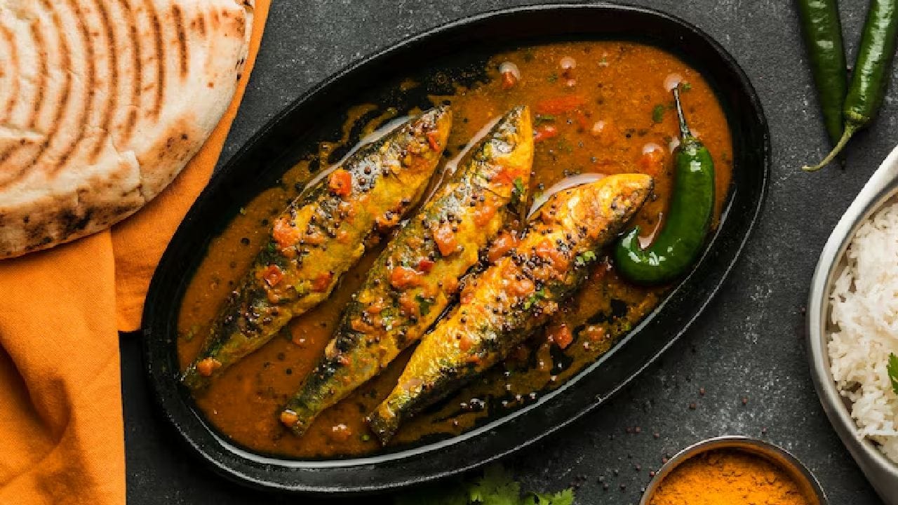 নিয়মিত মাছ খেলে কানের স্নায়ু সতেজ থাকে, কারণ এতে রয়েছে প্রচুর পরিমাণে ওমেগা ৩ ফ্যাটি অ্যাসিড। মাছের ভিটামিন ডি কানের সূক্ষ্ম হাড়ের গঠনকে মজবুত করতে সাহায্য করে। শ্রবণশক্তি কমে যাওয়ার অন্যতম কারণ কানের অভ্যন্তরীণ উপবৃদ্ধি, যা নিয়মিত মাছ খেলে প্রতিরোধ করা যায়। Free Pik