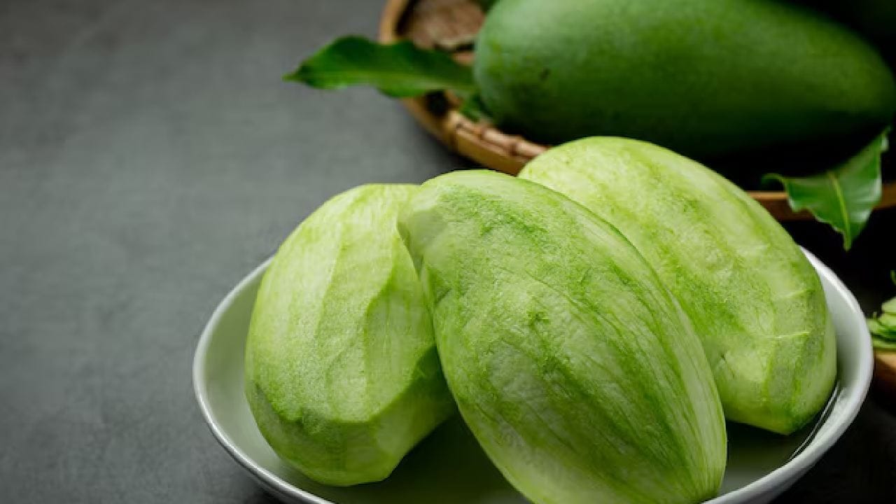 তীব্র গরমে শরীর ঠান্ডা রাখতে আর মুখের স্বাদ ফেরাতে কাঁচা আমের জুড়ি মেলা ভার। বাঙালির অন্দরে এখন চলছে আম দিয়ে হরেক পদের উৎসব। তাই আজ আপনাদের জন্য রইল জিভে জল আনা 'আম কাসুন্দি'র সহজ রেসিপি। Gemini AI