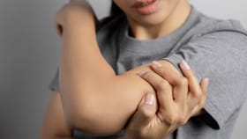 কনুইয়ের জেদি কালচে দাগ দূর হবে নিমেষে! ট্রাই করুন এই ঘরোয়া টোটকা