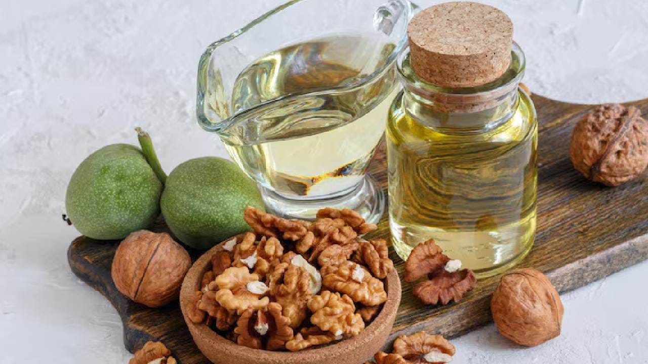 আখরোটের খোসা গুঁড়ো করে তার সঙ্গে নারকেল তেল মিশিয়ে স্ক্রাব তৈরি করুন। দিনে অন্তত কয়েকবার এই মিশ্রণটি দিয়ে কনুই ও হাঁটুতে ভালো করে মালিশ করুন। এক সপ্তাহের মধ্যেই ত্বকের বর্ণে চোখে পড়ার মতো পরিবর্তন লক্ষ্য করবেন। Free pik