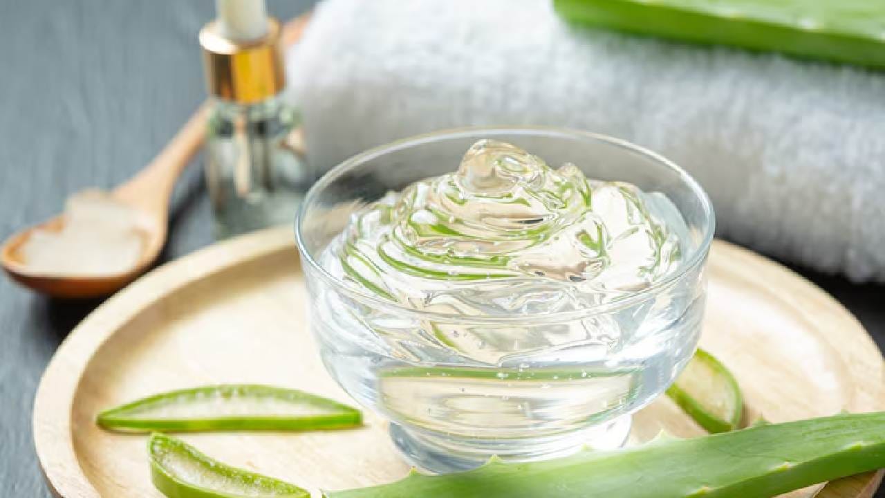 প্রতিদিন রাতে ঘুমানোর আগে কনুইতে অ্যালোভেরা জেল অথবা নারকেল তেল মাখার অভ্যাস গড়ে তুলুন। এটি ত্বকের শুষ্কতা কমিয়ে রুক্ষ ভাব দূর করে। নিয়মিত ব্যবহারে কনুইয়ের চামড়া নরম ও উজ্জ্বল হয়ে ওঠে। Free pik