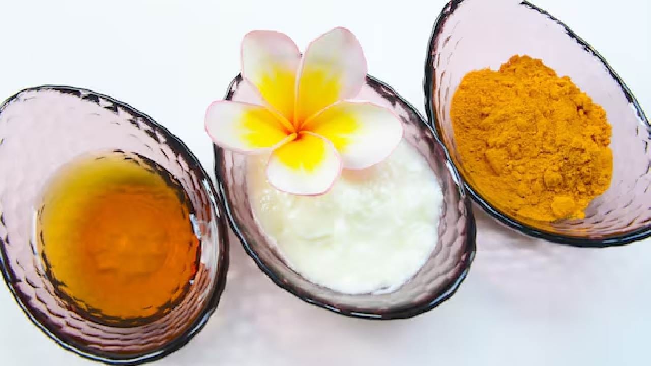 টক দইয়ের সঙ্গে এক চিমটি হলুদের গুঁড়ো মিশিয়ে একটি প্যাক তৈরি করে নিন। এটি নিয়মিত কনুইয়ে মাখলে ত্বকের গভীরে জমে থাকা ময়লা দূর হয়। এছাড়া এই প্যাকটি ত্বকের প্রাকৃতিক জেল্লা ফিরিয়ে আনতে অত্যন্ত কার্যকর। Free pik