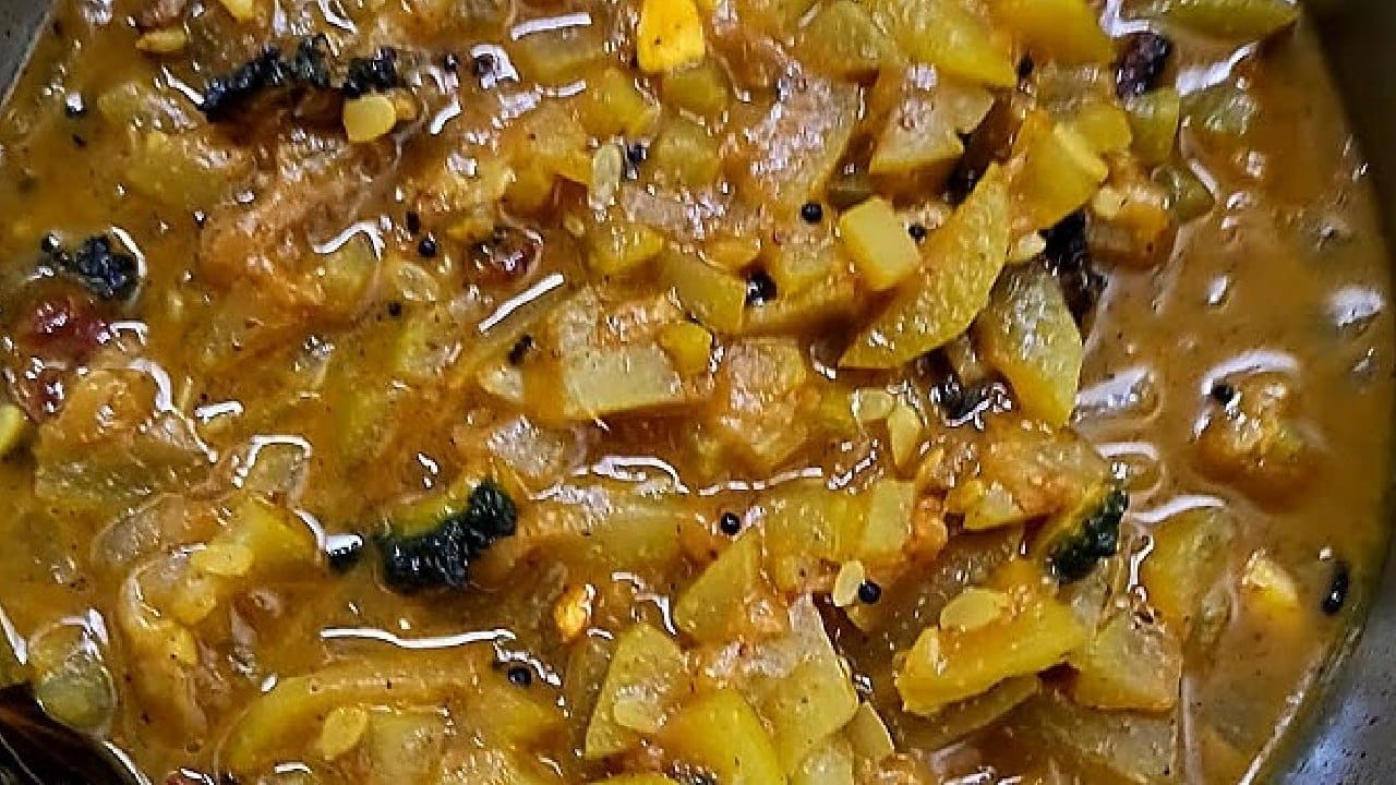 তেঁতো পছন্দ না করলে লাউ শুক্তো বানাতে পারেন। এটি হজমের জন্য সবথেকে নিরাপদ ও স্বাস্থ্যকর। এই শুক্তো শরীরকে আর্দ্র রাখতে এবং পেট ঠান্ডা রাখতে কাজ করে। গরমের দুপুরে ভাতের পাতে প্রথম পদ হিসেবে লাউ শুক্তোর কোনও বিকল্প নেই। Free Pik