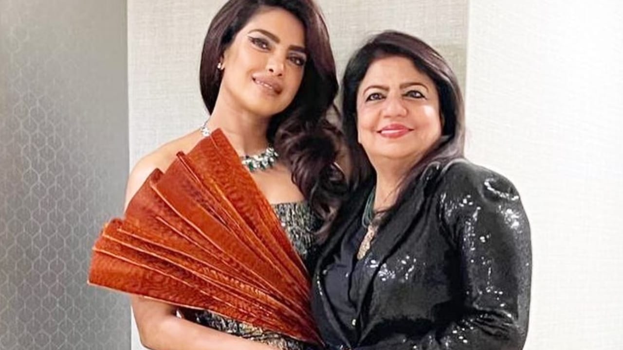 বলিউড থেকে হলিউড—প্রিয়াঙ্কা চোপড়ার গ্লোয়িং স্কিনের রহস্য কী? মা মধু চোপড়া জানালেন, তাঁরা মা-মেয়ে দুজনেই ত্বকের যত্নে কোনও সাবান বা ফেসওয়াশ ব্যবহার করেন না। বরং ঘরোয়া উপটানের ওপরই ভরসা রাখেন। Facebook