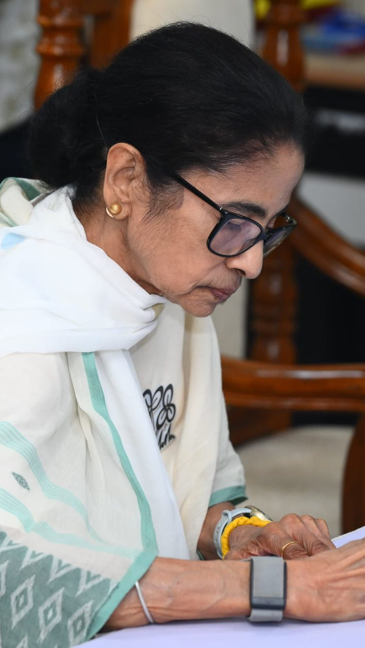 'ছিঃ বিজেপি ছিঃ', টাকা দিয়ে ভোট কেনার অভিযোগে সরব মমতা