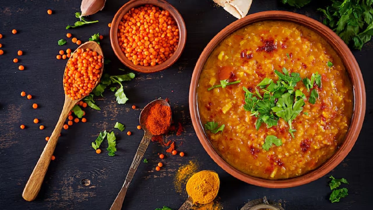 কাঁচা আম দিয়ে পাতলা মুসুর ডাল মানেই বাঙালির নস্টালজিয়া। টক-মিষ্টি এই ডাল শুধু সুস্বাদুই নয়, এটি হিট স্ট্রোক প্রতিরোধ করতেও অত্যন্ত কার্যকরী। তপ্ত দুপুরে একবাটি আম ডাল নিমেষেই ক্লান্তি দূর করে শরীরকে তরতাজা করে তোলে। Free Pik