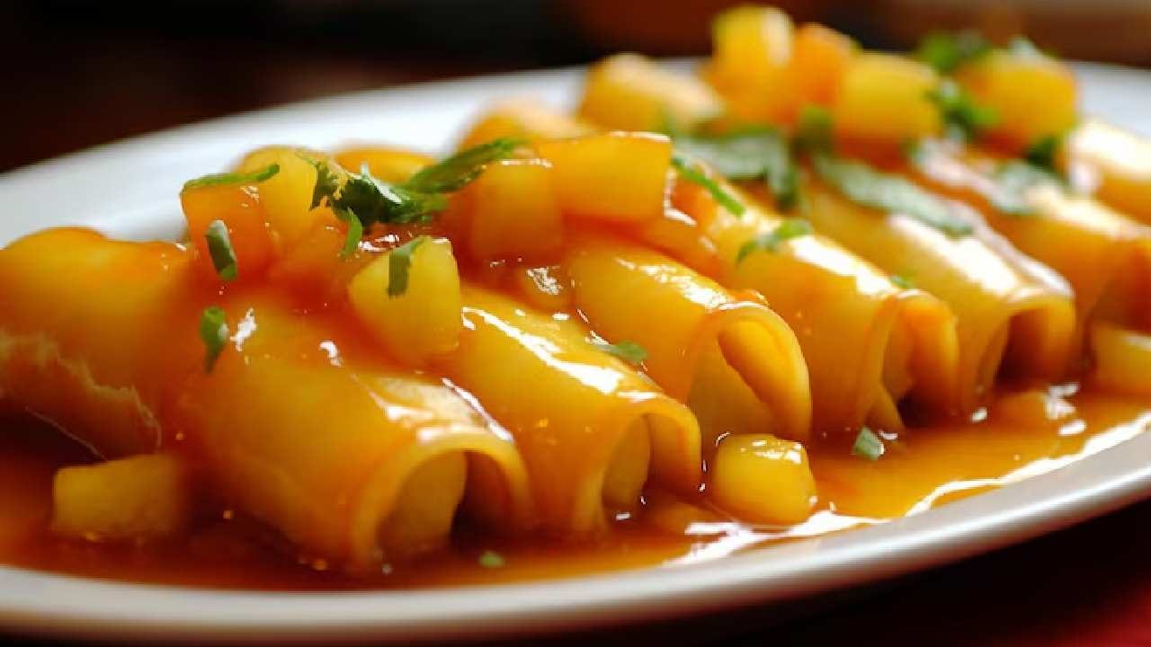 আমের খোসা ফেলে না দিয়ে তা দিয়ে তৈরি করুন চচ্চড়ি বা রায়তা। সেদ্ধ করা খোসা জিরে, হিং ও আমচুর দিয়ে নেড়েচেড়ে নিলেই তৈরি চমৎকার সাইড ডিশ। ফাইবার সমৃদ্ধ এই পদটি স্বাদেও বেশ অতুলনীয় হয়। Free Pik