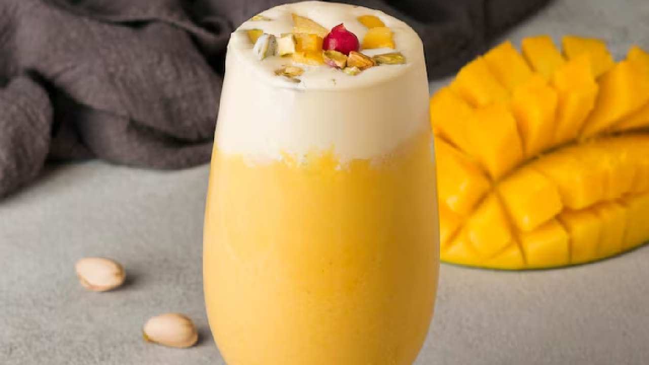 পাকা আম দিয়ে লস্যি, কুলফি বা মিল্কশেক তো সবাই কম বেশি খেয়ে থাকেন। তবে নতুনত্ব আনতে আমের খোসা ও আঁটি চিনি দিয়ে ফুটিয়ে তৈরি করতে পারেন ‘ম্যাঙ্গো সিরাপ’। এটি কাস্টার্ড, জেলি বা সাধারণ সোডার স্বাদ বাড়িয়ে দিতে সাহায্য করে। Free Pik