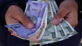 মন্ত্রীদের বেতন থেকে টাকা কেটে বকেয়া মেটানো হবে সরকারি কর্মীদের!