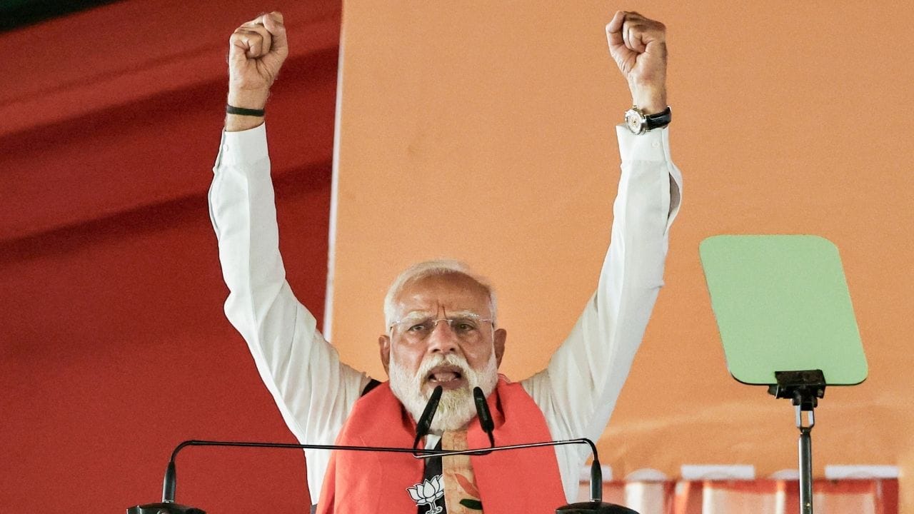 ভালবেসে ছবি এনেছেন, দেখে কী বললেন মোদী?