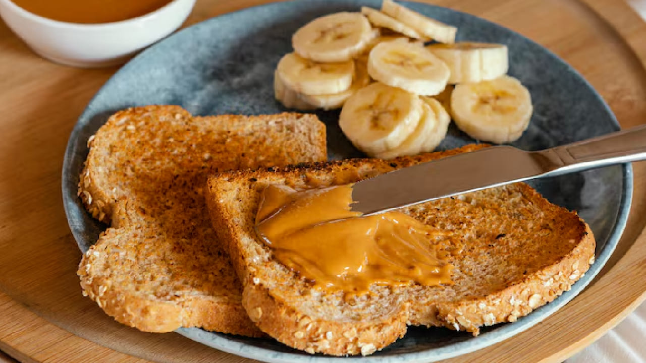 পাউরুটির ওপর পিনাট বাটার লাগিয়ে তার ওপর কলার স্লাইস সাজিয়ে দিন। ওপরে সামান্য মধু বা তিল ছড়িয়ে দিলে স্বাদ কয়েক গুণ বেড়ে যায়। আগুনের আঁচ ছাড়াই এটি দ্রুত তৈরি হয়ে যায়। Free pik