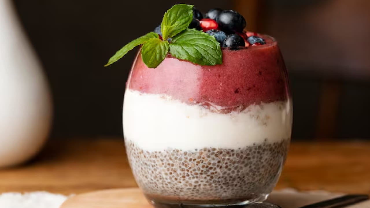 চিয়া সিডস সারারাত দুধের মধ্যে ভিজিয়ে রাখলে তা ঘন পুডিংয়ের মতো হয়ে যায়। মিষ্টির জন্য সামান্য গুড় বা ফল ব্যবহার করতে পারেন। এটি শরীরের জন্য অত্যন্ত শীতল এবং আরামদায়ক। Free pik