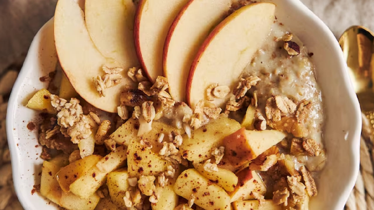 এক বাটি মুসলির ওপর ঢেলে দিন একদম কনকনে ঠান্ডা দুধ। স্বাদের জন্য আম বা আপেল কুচি যোগ করা যেতে পারে। দীর্ঘক্ষণ পেট ভরিয়ে রাখতে এই খাবারের জুড়ি নেই। Free pik