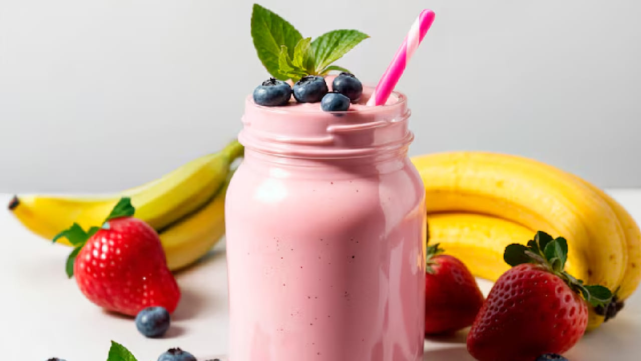 ফ্রিজে রাখা ফল, দুধ বা দই দিয়ে ব্লেন্ডারে স্মুদি তৈরি করে নিন। একটি বাটিতে ঢেলে ওপরে নারকেল কোরা বা ড্রাই ফ্রুটস দিয়ে সাজান। গরমের সকালে এটি শরীরকে ইনস্ট্যান্ট এনার্জি দেয়। Free pik