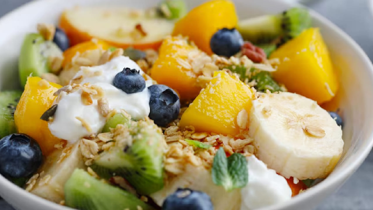 ঠান্ডা দইয়ের ওপর সাজিয়ে নিন আম, বেরি বা কলার মতো মরসুমি ফল। স্বাদ বাড়াতে সামান্য মধু বা গ্রানোলা ছড়িয়ে দেওয়া যেতে পারে। কোনো ঝক্কি ছাড়াই তৈরি হয়ে যাবে এই হেলদি বোল।  Free pik