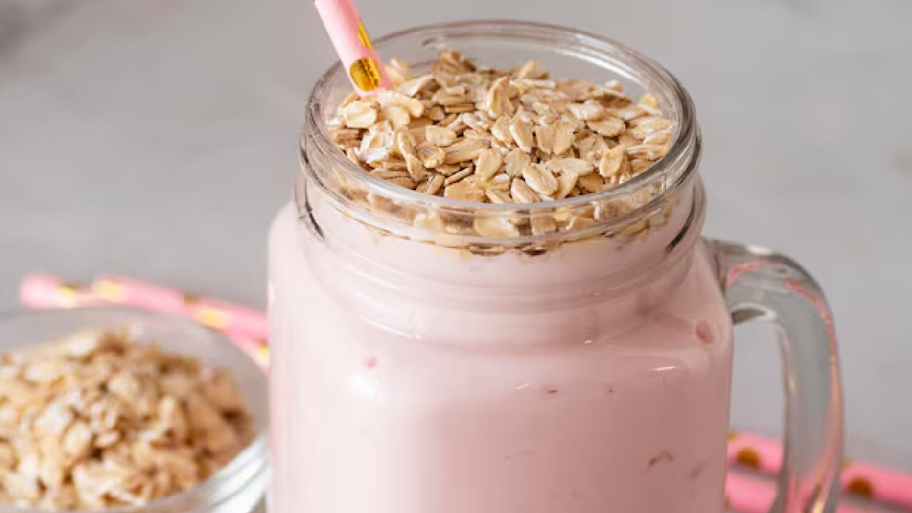 রাতের বেলা ওটসের সঙ্গে দুধ বা দই মিশিয়ে ফ্রিজে রেখে দিন। এর সঙ্গে পছন্দের ফল, বাদাম বা সিডস যোগ করতে পারেন। সকালে ঘুম থেকে উঠেই পেয়ে যাবেন ঠান্ডা এবং পেট ভরা জলখাবার।  Free pik