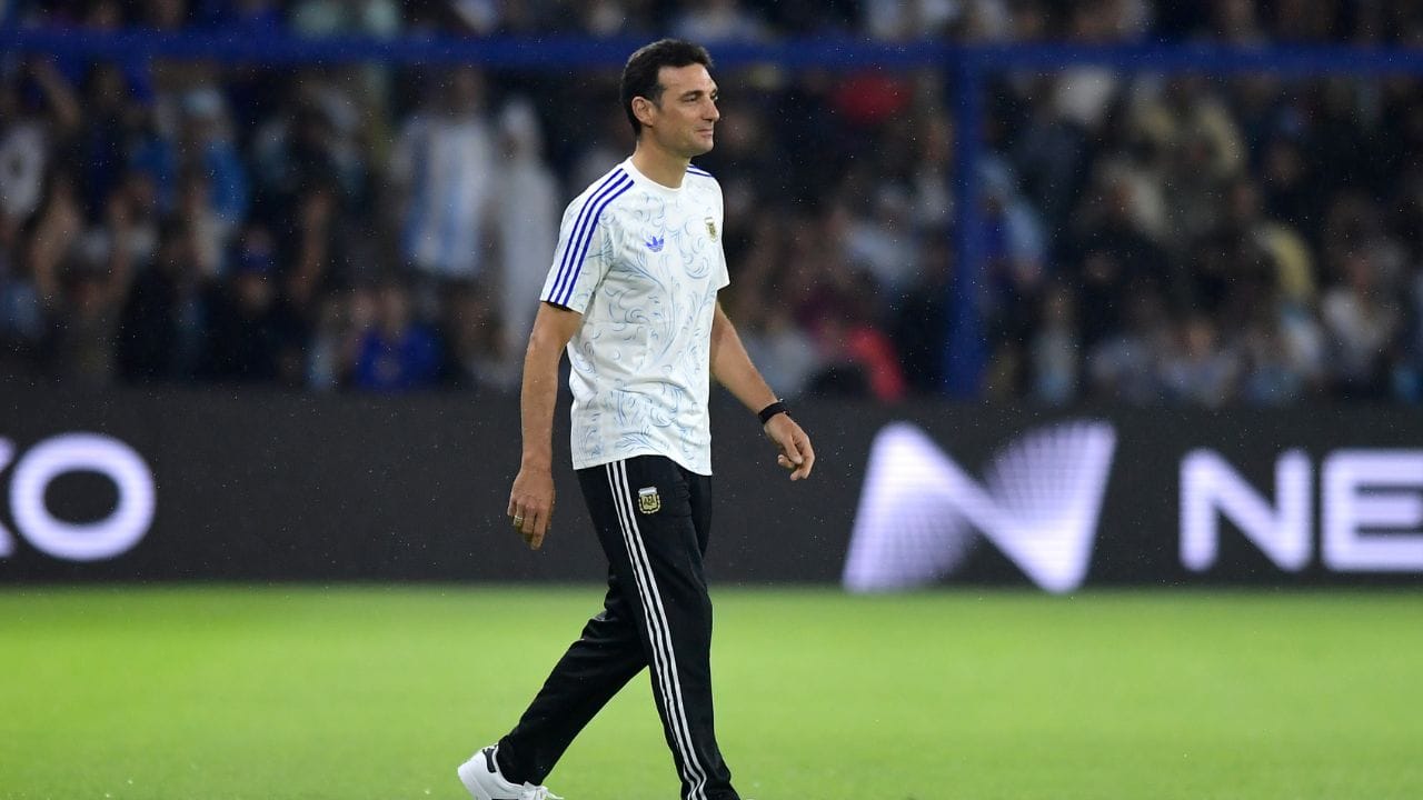 বিশ্বজয়ী কোচ লিওনেল স্কালোনি কি এবার রিয়াল মাদ্রিদের হয়ে কোচিং করতে চলেছেন? এই খবরই শোনা যাচ্ছে বিদেশী ফুটবলজগতে। স্বাভাবিকভাবে এই খবর ঘিরে আগ্রহ তুঙ্গে। (Getty Images)