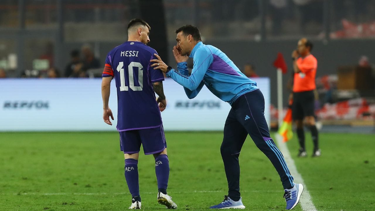 এই মুহূর্তে শোনা গিয়েছে, মাদ্রিদ প্রেসিডেন্ট ফ্লোরেন্তিনো পেরেজ এমন কাউকে খুঁজছেন, যিনি দক্ষ হাতে দায়িত্ব পালন করতে সক্ষম হবেন। তাই তিনি চাইছেন যেন স্কালোনি দলের কোচ হন। (Getty Images)