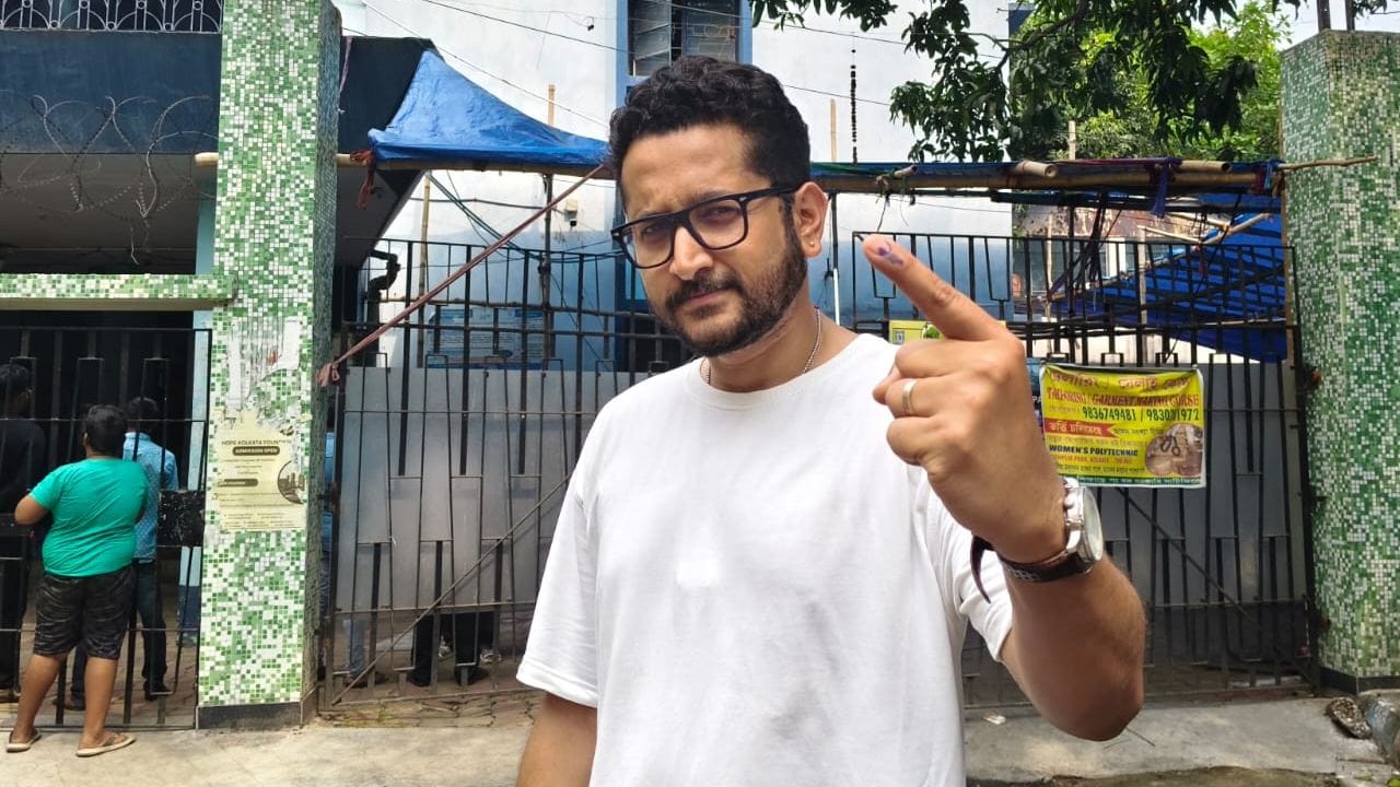 পরমব্রত চট্টোপাধ্যায়: অভিনেতা-পরিচালক পরমব্রত চট্টোপাধ্যায়ও এদিন সময় বের করে পৌঁছে গিয়েছিলেন নিজের কেন্দ্রে। অভিনেতার পড়নে ছিল সাদা টি-শার্ট। ভোটের পর ক্যামেরায় পোজ দিতে ভোলেন নি তিনি। Facebook