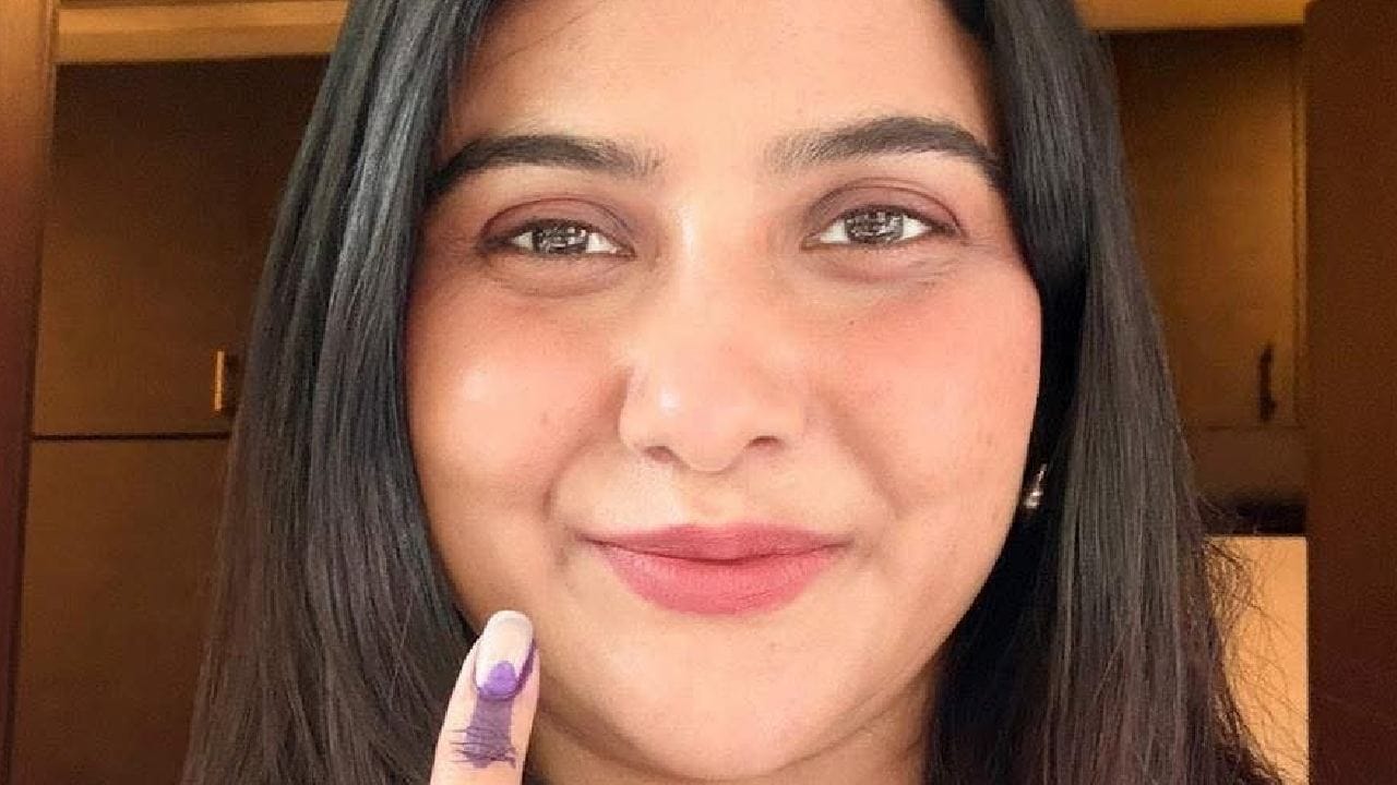 পার্ণো মিত্র: অভিনেত্রী পার্ণো মিত্র নিজের সোশ্যাল মিডিয়ায় নীল কালির ছাপ দেওয়া আঙুলের ছবি শেয়ার করে সচেতনতার বার্তা দিয়েছেন। Facebook