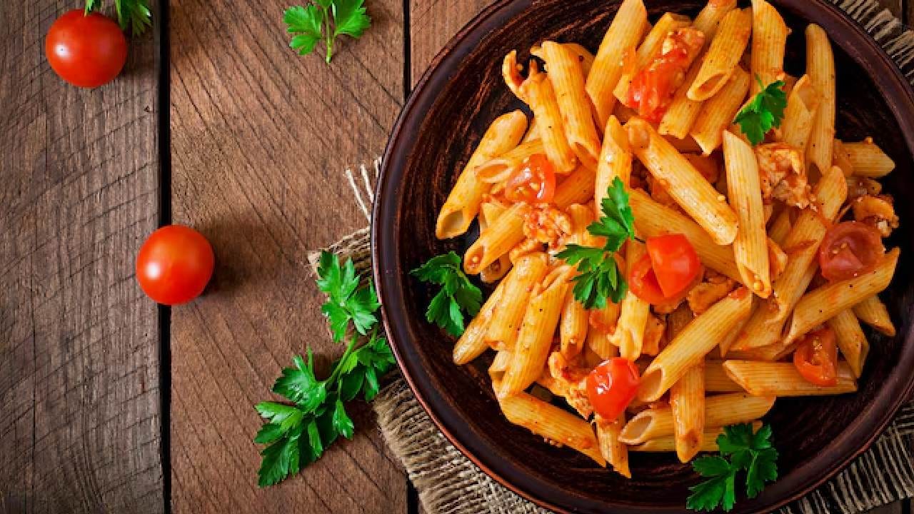 বাইরের জাঙ্ক ফুড বা ময়দায় ভরা পাস্তা খাওয়ার চেয়ে বাড়িতে এভাবে বানানো অনেক বেশি নিরাপদ। এই ডিশটি আপনার মেটাবলিজম বাড়াতে এবং দীর্ঘক্ষণ পেট ভরিয়ে রাখতে সাহায্য করবে। আজই ট্রাই করুন এই হেলদি রেসিপি আর স্বাদ নিন এক অন্যরকম স্বাস্থ্যকর লাইফস্টাইলের। Free Pik