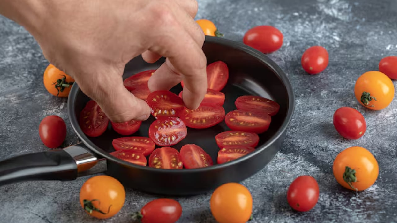 এবার প্যানে চেরি টমেটো, স্বাদমতো নুন, গোলমরিচ এবং এক চিমটি অরিগ্যানো দিয়ে দিন। টমেটোগুলো নরম হয়ে এলে তাতে পালং শাক দিয়ে মিনিট দুয়েক হালকা আঁচে নাড়াচাড়া করতে হবে। সবজিগুলো বেশি সেদ্ধ করবেন না, যাতে সেগুলোর প্রাকৃতিক পুষ্টিগুণ পুরোপুরি বজায় থাকে। Free Pik