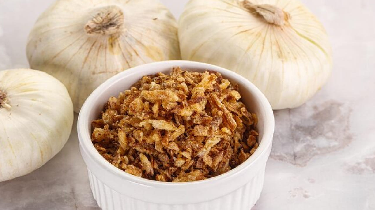 একটি প্যানে অলিভ অয়েল গরম করে তাতে থেঁতো করা রসুন আর পেঁয়াজ কুচি হালকা করে ভাজুন। মনে রাখবেন, এই রান্নার আসল 'স্টার ইনগ্রেডিয়েন্ট' হল রসুন, যা শরীরের ইমিউনিটি বাড়াতে সাহায্য করে। পেঁয়াজ নরম হয়ে এলে সুগন্ধ বেরোতে শুরু করলে পরের ধাপের জন্য প্রস্তুত হন। Free Pik