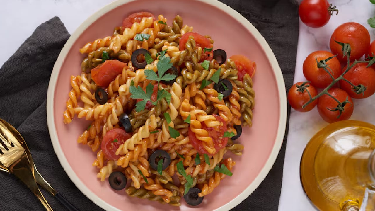 পাস্তার নাম শুনলে প্রথমেই মাথায় চিজ আর ক্রিমে ভরা ভারী কোনও খাবারের কথা আসে। কিন্তু রান্নার ধরণ আর সঠিক উপকরণ বেছে নিলে এই খাবারও স্বাস্থ্যের জন্য দারুণ হতে পারে। দেখে নিন  'গাট-ফ্রেন্ডলি' পাস্তা রেসিপি। Free Pik