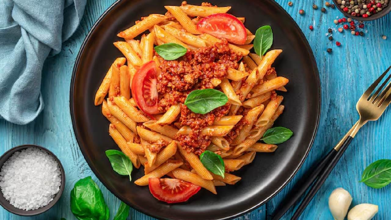 এই রেসিপিটি মূলত ফাইবার এবং হেলদি ফ্যাট সমৃদ্ধ একটি সুষম আহার হিসেবে কাজ করে। তবে আপনি যদি ডায়েটে আরও বেশি প্রোটিন চান, তবে এর সঙ্গে গ্রিলড চিকেন বা পনির যোগ করতে পারেন। পুষ্টিবিদের মতে, প্রোটিনকে সাইড ডিশ হিসেবে রাখলে পাস্তার হালকা ভাব বজায় থাকে। Free Pik