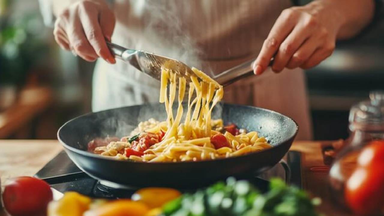 আগে থেকে সেদ্ধ করে রাখা পাস্তাটি এবার প্যানে থাকা মশলা ও সবজির মিশ্রণে দিয়ে দিন। সব উপকরণ যেন পাস্তার সঙ্গে ভালভাবে মিশে যায়, সেদিকে নজর রাখা অত্যন্ত জরুরি। সবশেষে ওপর থেকে ফ্রেটা চিজ ছড়িয়ে দিলেই তৈরি আপনার জিভে জল আনা স্বাস্থ্যকর পাস্তা। Free Pik