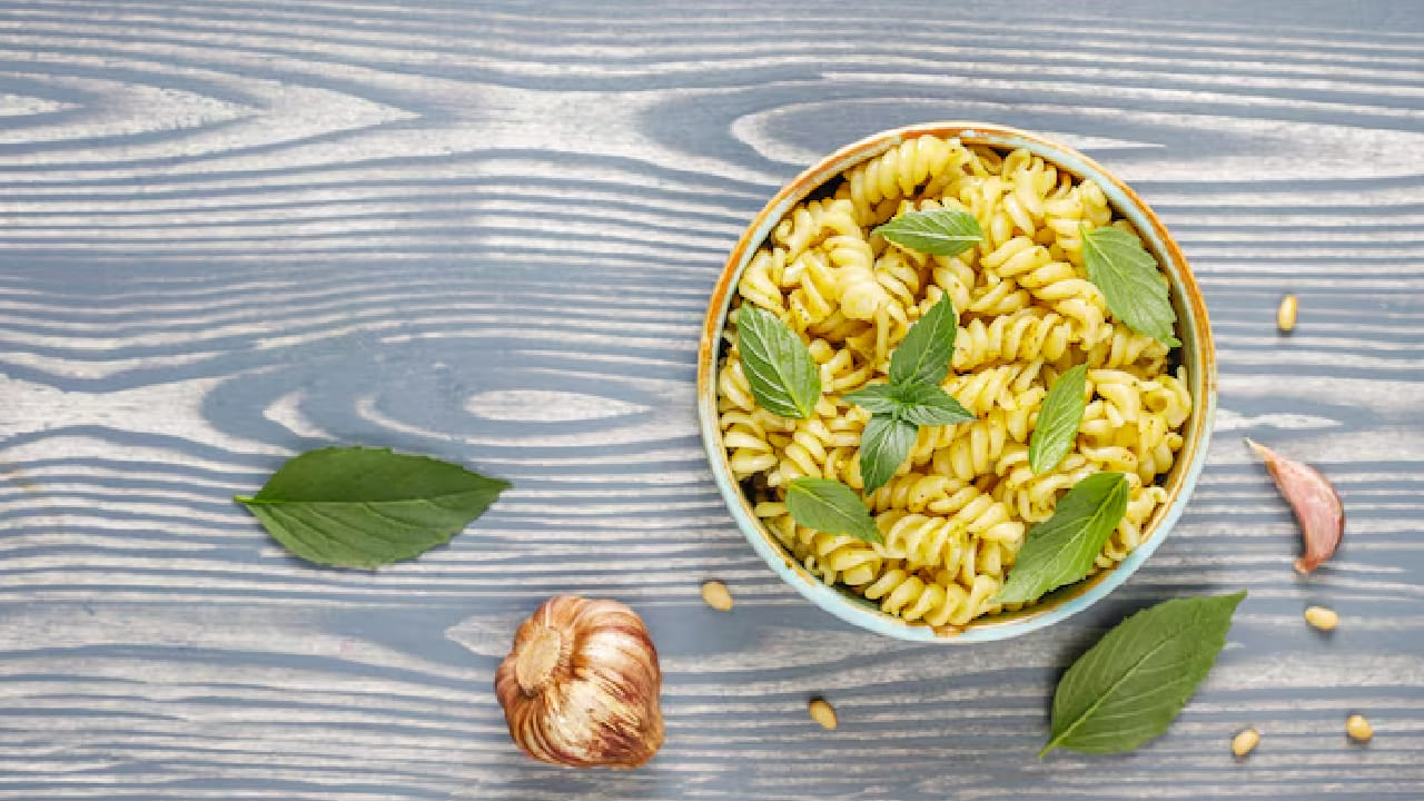 সাধারণ পাস্তা খাওয়ার পর অনেকেরই পেট ভার হয়ে যায় বা হজমে সমস্যা হতে শুরু করে। কিন্তু এই পদ্ধতিতে তৈরি পাস্তা যেমন হালকা, তেমনই এটি আপনার শরীরে পর্যাপ্ত ফাইবার জোগাবে। সবচেয়ে বড় কথা হল, মাত্র ১৫ মিনিটের মধ্যেই আপনি এই পুষ্টিকর পদটি তৈরি করে নিতে পারবেন। Free Pik