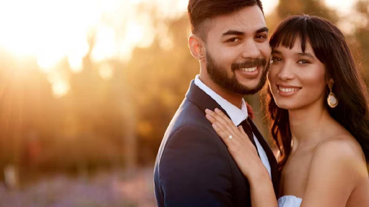 দাম্পত্য জীবনে যদি কলহ বা মানসিক দূরত্ব তৈরি হয়, তবে শোওয়ার ঘরে ‘রুপোর ময়ূর দম্পতি’ অর্থাৎ জোড়া ময়ূর রাখার পরামর্শ দিচ্ছেন বিশেষজ্ঞরা। এতে স্বামী-স্ত্রীর মধ্যে সম্পর্কের মাধুর্য বজায় থাকে এবং তিক্ততা দূর হয়। Free Pik