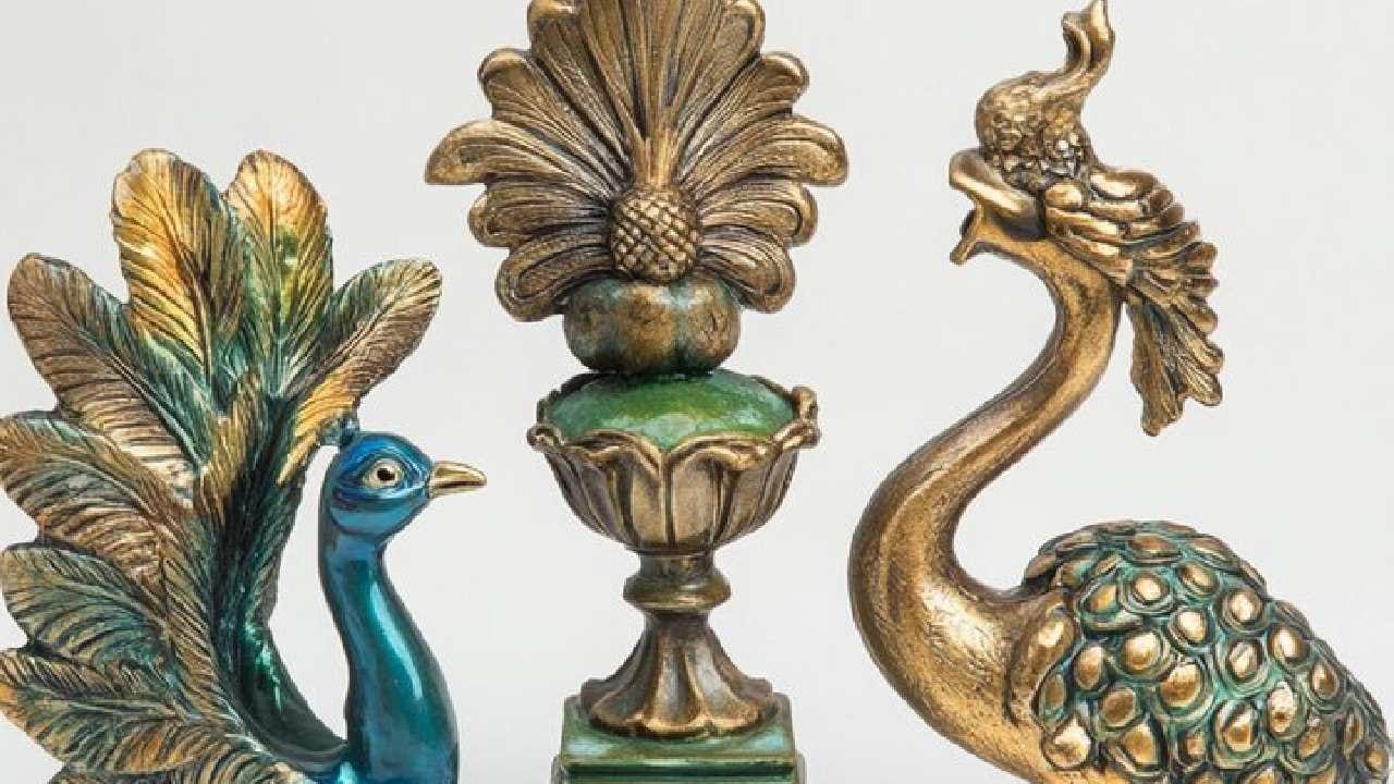 শাস্ত্রমতে, রুপো অত্যন্ত শুভ ধাতু আর ময়ূর দেবতাদের প্রিয় বাহন। এই দুইয়ের মেলবন্ধনে তৈরি একটি ছোট রুপোর ময়ূর ঘরে রাখলে সৌভাগ্যের দরজা খুলে যেতে পারে। প্রাচীন বিশ্বাস অনুযায়ী এটি এক সমৃদ্ধ জীবনের চাবিকাঠি। Free Pik