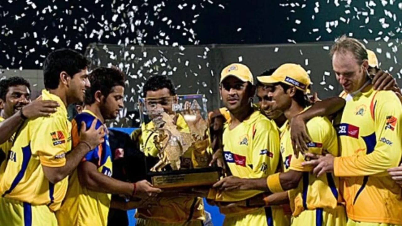 ২০১০ আইপিএল ফাইনাল - মুম্বইয়ের ডি ওয়াই পাতিল স্টেডিয়ামে মুখোমুখি হয়েছিল দুই দল। ২০১০ সালের এই ফাইনালে মুম্বইকে হারিয়ে প্রথমবার চ্যাম্পিয়ন হয়েছিল চেন্নাই। ম্যাচের সেরা হয়েছিলেন সুরেশ রায়না।  (ESPNCricinfo)