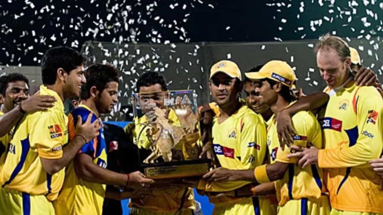 ২০১০ আইপিএল ফাইনাল - মুম্বইয়ের ডি ওয়াই পাতিল স্টেডিয়ামে মুখোমুখি হয়েছিল দুই দল। ২০১০ সালের এই ফাইনালে মুম্বইকে হারিয়ে প্রথমবার চ্যাম্পিয়ন হয়েছিল চেন্নাই। ম্যাচের সেরা হয়েছিলেন সুরেশ রায়না। (ESPNCricinfo)