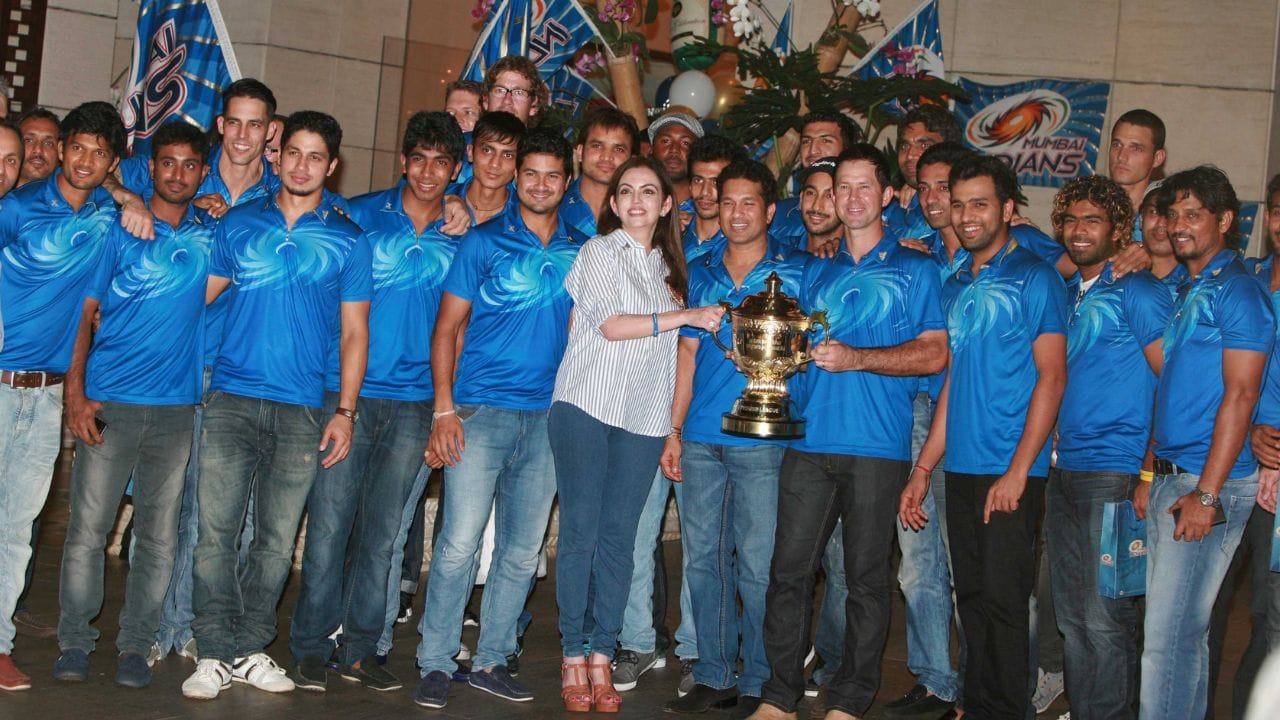 ২০১৩ আইপিএল ফাইনাল - ২০১০, ২০১১, ২০১২, ২০১৩ - চারবার টানা ফাইনাল খেলার রেকর্ড আজও অক্ষত রয়েছে চেন্নাইয়ের। তবে ২০১৩ সালের ফাইনালে কলকাতার ইডেন গার্ডেন্সে ধোনির চেন্নাইকে হারিয়ে প্রথম আইপিএল ট্রফি জেতে রোহিত শর্মার মুম্বই। মুম্বইয়ের ১৪৮ রানের জবাবে চেন্নাই করেছিল ১২৫ রান।  (Getty Images)