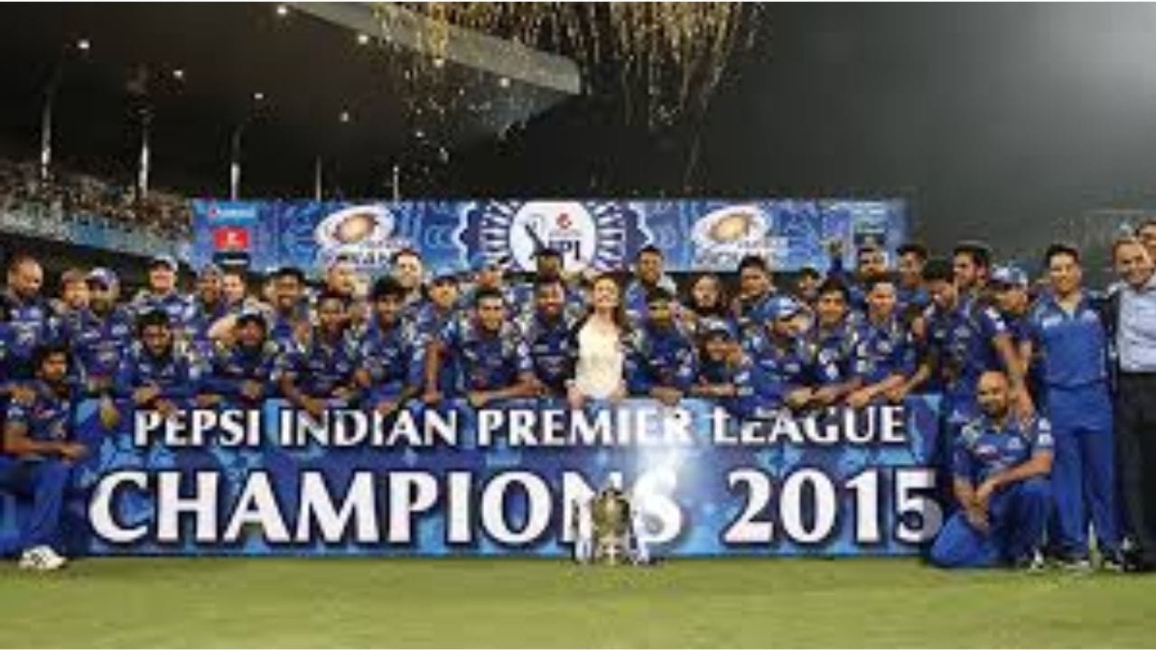 ২০১৫ আইপিএল ফাইনাল - ২০১০, ২০১৩-র মতো আবার ২০১৫ সালেও ফাইনালে মুখোমুখি হয়েছিল দুই দল। লেন্ডল সিমন্সের ৬৮ রান ও রোহিত শর্মার ৫০ রানের ইনিংসের সৌজন্যে মুম্বই করেছিল ২০২/৫। জবাবে ইডেন গার্ডেন্সে ১৬১/৮ রানেই শেষ হয় চেন্নাইয়ের ইনিংস। ডোয়েন স্মিথ এক ৫৭ রান করলেও তা যথেষ্ট ছিল না। দ্বিতীয় বার চ্যাম্পিয়ন হয়েছিল মুম্বই।  (ESPNCricinfo)